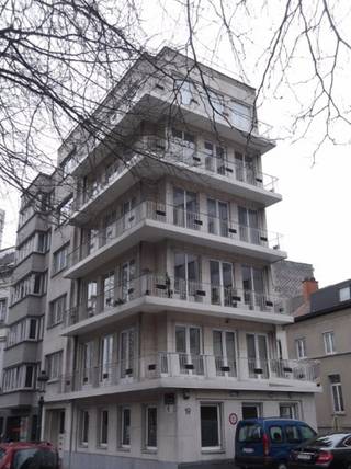 Bureaux lumineux et spacieux situés dans un immeuble de bureaux entièrement rénové récemment. Le bâtiment a une belle vue sur l'avenue des Arts et le petit Ring de Bruxelles. Il est idéalement situé à proximité de l'intersection principale Arts / Loi, de la station de métro et du quartier d'affaires européen Quartier Léopold. La propriété est équipée de revêtement de sol et est chauffée au centre. Le bâtiment est pré-câblé et donc prêt à l'emploi. Il dispose également d'un ascenseur récemment  rénové avec accès sécurisé par clé pour assurer la sécurité dans le bâtiment.<br />Parking: 1.800 €/emplacement/an