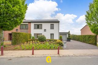 Langs de Stijn Streuvelslaan ter hoogte van nummer 45 bevindt zich deze zeer grondig gerenoveerde half vrijstaande woning op een perceel van 4a...