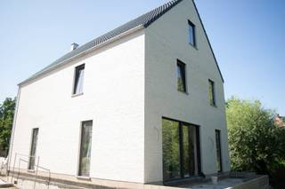 <p><span>De huidige foto's zijn van de linkse woning waar men volop bezig is met het plakwerk. Eens alles is opgeruimd worden er nieuwe foto's geplaatst.</span></p><p><span>Deze prachtige nieuwbouwwoning is gelegen in het charmante Meldert. De woning heeft een E-peil lager dan 20. Ventilatiesysteem D, is voorzien van zonnepanelen en vloerverwarming. Een warmtepomp is mogelijk.</span></p><p><span>Deze woning is perfect voor wie op zoek is naar ruimte en comfort! Met een bewoonbare oppervlakte van 269 m² biedt dit huis voldoende ruimte voor een groot gezin. </span></p><p><span>Bij binnenkomst wordt u verwelkomd in een ruime en lichte woonruimte die naadloos overgaat in een moderne, volledig uitgeruste keuken. De open indeling zorgt voor een uitnodigende en gezellige sfeer, ideaal voor zowel intieme als uitgebreide bijeenkomsten.</span></p><p><span>De woning beschikt over vier ruime slaapkamers, perfect voor elke gezinssituatie. De hoofd slaapkamer is een oase van rust, die zorgt voor een perfecte nachtrust. Met twee moderne badkamers is er geen gebrek aan comfort en luxe. </span></p><p><span>Bovendien beschikt dit huis over één handige garage, ideaal voor uw voertuig of voor extra opslagruimte. Op de oprit kan een tweede of mogelijks derde wagen worden geparkeerd. Het prachtige groene perceel biedt ook veel mogelijkheden voor buitenactiviteiten en ontspanning.</span></p><p><span>Strategisch gelegen in een rustige en groene omgeving, maar toch dicht bij alle noodzakelijke voorzieningen. Dit huis biedt de perfecte balans tussen landelijk wonen en modern comfort. </span></p><p><span> </span></p><p><span>Aarzel niet om deze uitzonderlijke eigendom te ontdekken en u te laten verrassen door alles wat het te bieden heeft!</span></p><p><span> </span></p>