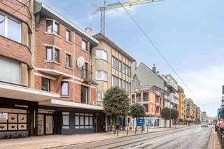 Op topligging, op slechts 50 m van het strand en 500 m van de markt in De Panne, biedt deze ruime woning een unieke combinatie van comfortabel wonen én een bewezen rendement als toeristische verhuurwoning.<br /><br /><strong>Actueel 2 zelfstandige vakantie-units — potentieel 3</strong><br />De woning is vergund als toeristische woning en genereert vandaag al een mooi rendement via twee op zichzelf staande verhuurunits. Een nieuwe eigenaar kan de verhuur volledig as-is overnemen, zonder administratieve rompslomp.<br /><br />Op het <strong>gelijkvloers</strong> bevindt zich een sfeervolle, op zicht staande wellnessstudio met jacuzzi, douche, lavabomeubel en slaaphoek — een echte publiekstrekker voor koppels en wellnessliefhebbers die op zoek zijn naar een exclusieve kustbeleving.<br /><br />De <strong>bovenverdiepingen</strong> vormen een ruim en veelzijdig appartement met maar liefst 6 slaapkamers, twee badkamers (één met ligbad, één met inloopdouche), een volledig uitgeruste keuken, lichte woonkamer en een riante zolderverdieping die perfect als speelkamer of extra slaapkamer fungeert. Met andere woorden: ideaal voor grote gezels of meerdere boekingen tegelijk.<br /><br />Op <strong>verdieping -1</strong> is de derde unit in de maak: een hammam-studio waarvoor de vergunning reeds werd goedgekeurd, maar die nog verder afgewerkt dient te worden. Na realisatie beschikt u over drie zelfstandige vakantie-units, elk met een eigen karakter en een eigen doelpubliek — en dus een aanzienlijk verhoogd rendementspotentieel.<br /><br /><strong>Troeven op een rij:</strong>
<ul>
<li><span>Vergund als toeristische woning — verhuur onmiddellijk over te nemen</span></li>
<li><span>Actueel 2 op zicht staande, autonome vakantie-units</span></li>
<li><span>Reeds vergunde hammam-studio op -1: klaar voor uitbreiding naar 3 units</span></li>
<li><span>Bewezen zomerverhuurrendement</span></li>
<li><span>Gemeubeld verkocht</span></li>
<li><span>Conforme elektrische installatie, EPC label C</span></li>
<li><span>Centrale verwarming op gas</span></li>
</ul>
Ideaal als investering met directe inkomsten, als gecombineerd vakantieverblijf en belegging, of als uitzonderlijk grote gezinswoning op wandelafstand van zee.
