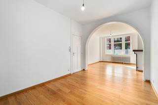 [[ DIT PAND NEEMT DEEL AAN DE ERA OPEN HUIZEN DAG OP 13/6 VAN 13:00 TOT 14:00 ]]
<p>Te koop: karaktervolle gesloten bebouwing in de Buffelstraat, hartje Gent, op wandelafstand van Muinkpark en Zuidpark.</p>

<p>Deze ruime instapklare woning uit de jaren 1920 combineert authentieke charme met praktische indeling. Met vier volwaardige slaapkamers én een zolder biedt ze alle ruimte voor een gezin of wie graag extra werk- of hobbyruimte heeft. De prachtige gevel geeft het huis een statige uitstraling, terwijl de ligging in een residentiële buurt nabij openbaar vervoer en invalswegen zorgt voor een vlotte verbinding.</p>

<p>Belangrijkste ruimtes:<br />• Gezellige woonkamer met natuurlijke lichtinval<br />• Eetkamer aansluitend op de keuken<br />• Functionele keuken met toegang tot de bijkeuken<br />• Vier slaapkamers, elk met voldoende ruimte<br />• Badkamer met douche en wastafel<br />• Zolder, ideaal als extra opslag of hobbyruimte<br />• Kelder voor bijkomende bergruimte</p>

<p>Troeven:<br />• Ruime instapklare woning met 4 slaapkamers én zolder<br />• Vlakbij Muinkpark én Zuidpark<br />• Prachtige gevel met authentieke uitstraling</p>

<p>Neem vandaag nog contact op met je ERA-makelaar voor een bezoek. JOUW DROOMHUIS. ZO GEVONDEN!</p>