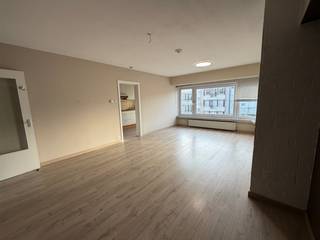 L'appartement se compose de ce qui suit :
<ul>
<li>Hall d'entrée ;</li>
<li>Salle de séjour ; </li>
<li>Cuisine séparée et débarras avec raccordement pour machine à laver ;</li>
<li>Salle de bain avec douche et toilettes ; </li>
<li>Deux chambres ;</li>
</ul>
Une provision mensuelle de 60 € est demandée pour les parties communes.<br />