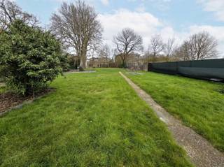 <p>Deze woning is gelegen op een zeer mooi perceel van 12a87ca, oost georiënteerd. Gelegen in een rustige straat nabij de dorpskern van Hulshout. Gunstige verbinding naar Heist.<br /><br />De woning werd in 2017 grondig gerenoveerd en voorzien van een vernieuwde aanbouw. <br />Nieuw dak, nieuwe PVC ramen HR dubbel glas, geïsoleerde gevels, verwarming via warmtepomp met airco units die kunnen warmen en koelen, 30 zonnepanelen 9900WP, nieuwe keuken, badkamers, vloeren.<br />Regenwaterput met aansluiting op de toiletten en buitenkraan.<br /><br />Het betreft een zeer ruime woning van 240m² met op het gelijkvloers een woonkamer met zithoek en eethoek voorzien van pelletkachel. Open keuken uitgerust met alle toestellen en comfort. Aansluitend wasplaats voorzien van ligbad, lavabomeubel en toilet.<br />Het verdiep biedt toegang tot 3 zeer mooie slaapkamers en een nieuwe badkamer met ligbad, inloopdouche, lavabomeubel en toilet. <br />Het 2de verdiep geeft uit op een open polyvalente ruimte die makkelijk kan heringedeeld worden in 2 slaapkamers. Reeds voorzien van verwarming en airco, vaste trap, 4 velux ramen met verduistering.<br />Kleine berging kelder.<br /><br />Het perceel is afgesloten met een automatische poort die toegang biedt tot een carport met ruimte voor meerdere wagens, een ruim garage bijgebouw van 40m² en een extra berging bijgebouw.<br />Achteraan het bijgebouw is een zeer charmante overdekte zithoek gecreëerd die ongetwijfeld zal zorgen voor sfeervolle zomerse avonden. Vanuit deze zithoek hebt u een prachtig zicht op de tuin die onderhoudsvriendelijk werd aangeplant.<br /><br />Troeven:<br />- nieuw dak, ramen, elektriciteit conform gekeurd<br />- EPC B: dakisolatie, gevelisolatie, zonnepanelen, warmtepomp<br />- 5 ruime slaapkamers<br />- 2 badkamers<br />- 2 grote bijgebouwen<br /><br />Deze woning is ideaal voor mensen die op zoek zijn naar een instapklare, volledig vernieuwde woning met ruimte tot 5 slaapkamers, veel parkeergelegenheid en een ruim bijgebouw.<br />Contacteer Dupont Vastgoed voor meer inlichtingen op 015 15 15 15</p>