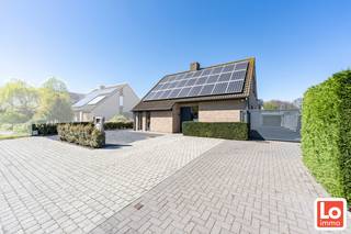 Op een rustige locatie bevindt zich deze ruime, prachtig afgewerkte en instapklare villa.<br /><br />Via de inkomhal komt u in de leefruimte, waar u meteen aangenaam wordt verrast door de overvloedige lichtinval dankzij de grote glaspartijen.<br />Links bevindt zich een ruimte die is ingericht als bureau, in rechtstreeks contact met de keuken. De grote, moderne leef-keuken vormt het centrale hart van de woning en is uitgerust met een eiland, ideaal om zowel aan te tafelen als te ontbijten.<br />Aansluitend aan de keuken vindt u een aparte berging en wasplaats, die bijzonder functioneel zijn ingericht. Verder in de woning is er een aparte eetruimte met aansluitend een zitgedeelte, badend in het licht en met een mooi zicht op de tuin. Vanuit de zithoek geniet u ’s avonds zowel van de gezellige houtkachel als van het uitzicht op het zwembad en de perfect aangelegde tuin.<br />Op het gelijkvloers bevindt zich tevens een slaapkamer, die ook perfect kan dienen als bureau of multifunctionele ruimte.<br /><br />Op de verdieping zijn er drie slaapkamers, waaronder een master slaapkamer met ingemaakte kasten en twee kinderkamers. De badkamer is uitgerust met dubbel lavabomeubel, toilet en inloopdouche.<br /><br />Buiten vormt het terras met aluminium overkapping met screens een absolute meerwaarde, waardoor u gedurende vele maanden van de tuin kunt genieten. Het zwembad en de prachtige poolhouse met sanitair en sauna maken deze eigendom helemaal compleet.<br />Rechts van de woning bereikt u via de carport de vrijstaande garage.<br /><br />De woning is bovendien uitgerust met zonnepanelen incl. certificaten. De woning is elektrisch verwarmd en kan mits installatie van een lucht/lucht warmtepomp onmiddellijk een EPC label B verkrijgen!<br /><br />Kortom: een perfect onderhouden en ruime woning met alle comfort, gelegen in het gegeerde Lochristi.<br /><br />Wilt u deze prachtige woning bezoeken op zaterdag 02 mei enkel via deze link: https://calendly.com/loimmo/bezoekmoment-dahlialaan6<br /> 