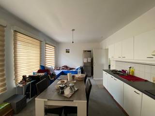 Op een toplocatie nabij het station, winkels, scholen en alle nodige faciliteiten, bieden wij u dit verhuurde appartement met één slaapkamer aan. Een uitstekende kans voor investeerders die op zoek zijn naar een zorgeloze opbrengsteigendom.<br /><br />Indeling:<br /><br />- Lichtrijke leefruimte met open, ingerichte keuken<br />- Slaapkamer met aangename lichtinval<br />- Badkamer voorzien van douche, lavabo en toilet<br /><br />Troeven:<br /><br />- Asbestveilig<br />- Veel natuurlijk licht<br />- Uitstekende bereikbaarheid met zowel openbaar vervoer als de wagen<br />- Mogelijkheid tot aankoop van een privatieve garage met sectionale poort voor €30.000<br />- Gelegen in een kleinschalige residentie van slechts 5 appartementen en 4 garages