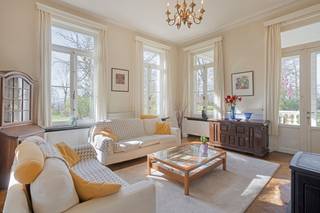 Deze elegante, laat-classicistische villa met koetshuis en bijhorend bebost landgoed bevindt zich op een eigendom van 129 are in Vissenaken,...
