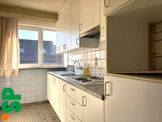 Het appartement heeft de volgende indeling: Men komt binnen via de inkomhal met het apart toilet. Van hieruit kan men naar de lichtrijke...