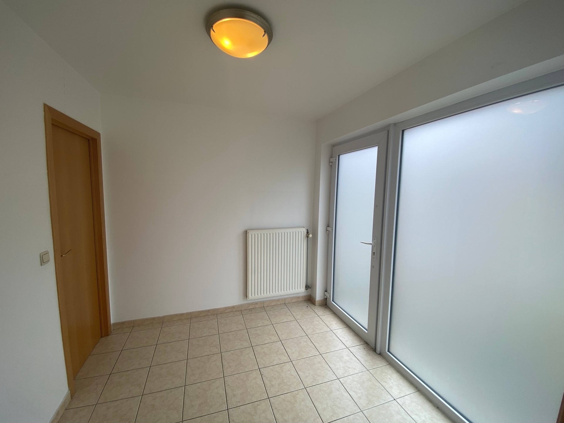 Ruime en lichtrijke woning met aangename west-geörienteerde tuin, gelegen in een rustige en doodlopende straat op wandelafstand van het centrum van Kortenberg. - foto 4