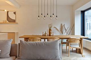 Hoogwaardig gerenoveerd trendy 2-slaapkamer appartement gelegen op de tweede verdieping van een prachtig vernieuwbouw project op het hippe Zuid van Antwerpen.<br /><br />Je betreedt het appartement via de ruime inkomhal voorzien van handige vestiaire die toegang geeft tot de de volledig uitgeruste design keuken, voorzien van natuurstenen werkblad en kwalitatieve toestellen. Deze prachtige ruimte geeft tevens ook toegang tot het rustig gelegen zonneterras aan de achterzijde van het gebouw. Aansluitend aan de leefkeuken vinden we de ruime eetkamer en de schitterende lichtrijke leefruimte. Doorheen het volledige appartementen vinden we een schitterende visgraatparket. Dankzij de grote raampartijen baadt het appartement in een natuurlijk licht. Verder is er nog een apart gastentoilet en ruime berging voorzien van aansluiting voor wasmachine en droogkast. <br /><br />Het slaapgedeelde bevindt zich achteraan het appartement en bevat 2 mooie ruime slaapkamers en een badkamer met inloopdouche en dubbele wastafel voorzien van alle comfort.<br /><br />DIt project werd volledig afgewerkt met kwalitatieve materialen en oog voor detail. <br />De verkoop geschiedt onder de klassieke registratierechten, en kan aangekocht worden onder 3%. <br /><br />Gunstige EPC score.<br /><br />Stategisch gelegen vlakbij alle uitvalswegen en openbaar vervoer maar ook winkels en restaurants vind je hier à volonté, op wandelafstand.