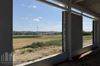 Nieuwbouw KMO-unit van 360 m² met kantoorruimte van 67 m² te koop <strong>met een prachtig zicht over de velden! </strong>Deze unit maakt deel uit van de gloednieuwe KMO-site “De Biest” is uitstekend gelegen langs de Bergensesteenweg (Beersel) en biedt duurzame en hoogwaardige <strong>KMO-units</strong> en langs de voorzijde <strong>showrooms in combinatie met opslag</strong>.<br /><br />Het project bestaat uit 32 KMO-units met oppervlaktes van <strong>216 m² tot 432 m²</strong>, eventueel samen te voegen tot grotere entiteiten (max 3564 m²).<br />De units zijn inzetbaar als opslagruimte, werkplaats of productiehal, B2B verkooppunten, afhaalmagazijnen,..<br /><br />De KMO-site is opgedeeld in <strong>drie afzonderlijke gebouwen</strong>, elk met unieke mogelijkheden voor ondernemers.<br />Aan de voorzijde van het park kunnen ondernemers opteren voor een showroom, met een achterliggende opslagruimte.<br /><br />Het centrale gebouw bestaat uit KMO-units met een vrije hoogte van 6 m, uitgerust met een sectionale poort (4 x 4,50m), een aparte toegangsdeur en een grote lichtstraat.<br />Achteraan de site, bevinden zich opslagplaatsen met kantoorruimtes die een fenomenaal uitzicht bieden op de velden.<br /><br /><strong>De oplevering van de eerste fase wordt voorzien in Q3 2026. </strong>Ontwikkeling door Jeni Real Estate.<br /><br />Voor verkoopsinfo, (technische) plannen, plaatsbezoeken en andere inlichtingen kan u terecht bij <strong>PANORAMA B2B</strong> op het nummer <strong>0479 70 70 70</strong>