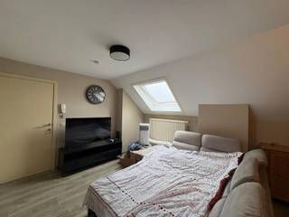 <p>Dit charmante dakappartement is onmiddellijk beschikbaar en wordt aangeboden aan €650 per maand. Dankzij de praktische indeling en gunstige ligging vormt het een ideale woonst voor wie comfortabel en centraal wil wonen.</p><p>Bij het betreden van het appartement komen we terecht in de gezellige leef- en eetruimte met aansluitend de open keuken. De keuken is volledig uitgerust met een vaatwasser, koelkast, oven, kookplaat en dampkap.</p><p>Verder beschikt het appartement over een volwaardige slaapkamer met voldoende ruimte voor een dubbel bed en een kastenwand. De ruime badkamer is voorzien van een douche, toilet en lavabo. Daarnaast is er voldoende plaats voor extra kastruimte en bevinden zich hier de aansluitingen voor een wasmachine en droogkast.</p><p>Een autostaanplaats is inbegrepen in de huurprijs.</p><p>Ook de ligging is een belangrijke troef. Winkels, recreatiemogelijkheden en openbaar vervoer bevinden zich in de nabije omgeving. Bovendien ligt de E40 op slechts 1 km, waardoor er een uitstekende verbinding is richting de omliggende steden.</p><p>Huurprijs: €650 per maand<br />Beschikbaarheid: onmiddellijk</p>