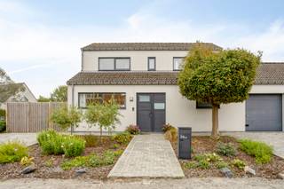 Zeer aangename 3-gevelwoning met 2 slaapkamers, centraal gelegen in een doodlopende straat, nabij het centrum van Wolvertem. Het gelijkvloers...