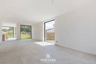 Voor meer info en foto’s, surf naar www.swevers.be – Deze gloednieuwe halfopen woning in Beringen combineert moderne architectuur met...