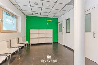 Voor meer info en foto’s, surf naar www.swevers.be – In het centrum van Beringen bevindt zich deze instapklare kantoorruimte van 161 m², ideaal voor ondernemers, zelfstandigen en vrije beroepen. Dankzij de praktische indeling en verzorgde afwerking kan u hier zonder ingrijpende werken meteen van start gaan. U komt binnen via een inkomhal met aparte receptieruimte, ideaal om klanten professioneel te ontvangen. De ruime centrale kantoorruimte biedt plaats aan meerdere werkplekken en laat zich flexibel indelen volgens de noden van uw onderneming. Verder zijn er nog twee afzonderlijke kantoren, geschikt als directiekantoor, consultatieruimte of rustige werkplek. Het pand beschikt bovendien over een aparte keuken, een toilet en een praktische berging voor archief of opslag. Dankzij de combinatie van open en afgesloten werkruimtes is deze kantoorruimte geschikt voor uiteenlopende professionele activiteiten zoals adviesverlening, administratieve dienstverlening of vrije beroepen. De centrale ligging in Beringen zorgt voor een vlotte bereikbaarheid, visibiliteit en een professionele uitstraling. Een uitstekende opportuniteit voor wie op zoek is naar een verzorgde en onmiddellijk bruikbare kantoorruimte. Voor meer informatie, bel 011 255 155. Bron bewoonbare oppervlakte: EPC – verslag.