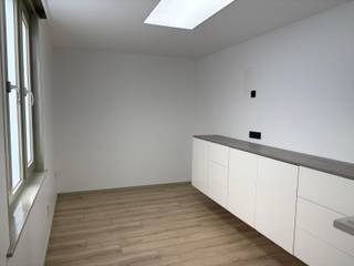 <p>Te koop: karaktervolle gesloten opbrengsteigendom</p>
<p> </p>
<p>Deze woning bestaande uit 3 totaal gerenoveerde appartementen met een residentiële sfeer gecombineerd met een centrale ligging . Dankzij het EPC-label B is het pand energiezuinig, wat zowel comfort als lagere kosten biedt. Met vijf slaapkamers en drie badkamers is er ruimte voor meerdere gezinnen of een combinatie van wonen en verhuren. De nabijheid van animatiezones en voorzieningen maakt dit een interessante investering.</p>
<p> </p>
<p>troeven:<br />- residentiële sfeer<br />- 2x twee slaapkamer appartementen<br />- 1 studio die momenteel verhuurd is<br />- totaal gerenoveerd<br />- geschikt voor diverse woonvormen<br />- kelder<br />- energiezuinig</p>
<p> </p>
<p>Neem vandaag nog contact op met je ERA-makelaar voor een bezoek.<br />sylvie@eraservimo.be of +32 496 078 210</p>
<p> </p>
<p>JOUW DROOMOPBRENGSTEIGENDOM. ZO GEVONDEN!</p>