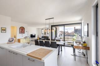 Welkom in Willebroek!<br /><br />Welkom in het bruisende centrum van Willebroek! Dit ruime appartement heeft een bewoonbare oppervlakte van maar liefst 134,6 m² en biedt een comfortabele leefruimte voor het hele gezin. Met drie slaapkamers en een ruime badkamer is dit de ideale plek om rustig te wonen in een gezellige omgeving.<br /><br />De moderne open keuken vormt het hart van het appartement, dat verder beschikt over een inkomhal, twee toiletten en een zonnig terras waar u in alle rust kunt genieten van het buitenleven. Het gebouw is recent gebouwd en uitgerust met duurzame aluminium ramen met vliegenramen, een ventilatiesysteem type C en een aparte berging voor extra opbergruimte.<br /><br />Voor het parkeren is er één garageplaats beschikbaar die optioneel kan worden aangekocht, wat het woongenot nog completer maakt. Dankzij het gunstige EPC-label bent u ook verzekerd van een energiezuinig en comfortabel woningklimaat.<br /><br />Interesse gewekt? Contacteer ons kantoor via info@hiro.be of 03 230 00 14!