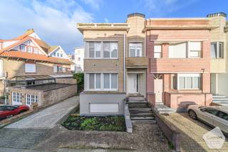 Idéalement située, à distance de marche de la mer et du centre, cette maison semi-mitoyenne particulièrement polyvalente offre de...