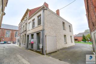 OEDELEM – In het centrum van Oedelem gelegen, ruim en polyvalent handelspand bestaande uit een handelsgelijkvloers, appartement en tuin.<br />Het handelsgelijkvloers omvat een ontvangstruimte, twee ruime bureauruimtes, een wasplaats, een gastentoilet, een privéruimte en toegang tot de tuin.<br />Het appartement bevindt zich op de eerste verdieping en bestaat uit een ruime leefruimte en een keuken. Daarnaast zijn er een gastentoilet, bergruimte, badkamer, slaapkamer en terras aanwezig.<br />Op de tweede verdieping bevinden zich twee ruime slaapkamers en een bijkomende bergruimte.<br />Achteraan de woning is er een zonnige tuin met terras.<br /><br /><strong>Extra informatie:</strong><br />Opsplitsing in aanvraag: in het kader van deze aanvraag wordt voorgesteld een deel van de tuin, behorende tot woning 5, toe te voegen aan het perceel van woning 4.<br />Grondoppervlakte na opsplitsing: ca. 247 m².<br /><br />Voor meer informatie of het inplannen van een plaats bezoek, contacteer ons via  - 050/550.750 of info@perspectiefvastgoed.be<br /> 