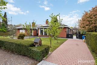 <p><span>Bungalow in BISSEGEM MET MODERNE uitstraling!!</span></p><p><span>Welkom in deze gezinswoning gelegen in de rustige wijk Bissegem. Dit eigentijdse pand presenteert zich als een perfecte woonplek voor gezinnen die op zoek zijn naar comfort en stijl. </span></p><p><span> </span></p><p><span>Het pand beschikt over 3 ruime slaapkamers en een badkamer waarvan de indeling ideaal is voor het dagelijks leven. De woning straalt helderheid uit dankzij de talrijke ramen en deuren die overvloedig natuurlijk licht binnenlaten. Dit zorgt voor een open en uitnodigend woonklimaat.</span></p><p><span> </span></p><p><span> Zonnepanelen op het dak tonen het energiebewuste karakter van deze woning.</span></p><p><span> </span></p><p><span>BUITEN RUIMTES </span></p><p><span> </span></p><p><span>Het eigendom beschikt over mooie tuin met een functioneel tuinhuis. </span></p><p><span> </span></p><p><span> Een netjes onderhouden oprit voert naar de voorkant van de woning. De totale inrichting duidt op goed onderhoud en zorg voor details.</span></p><p><span> </span></p><p><span> INTERIEUR: Het interieur toont een verfijnde smaak met moderne afwerkingen. Houten vloeren gecombineerd met een stijlvolle inrichting creëren een warm en uitnodigend interieur. De woonruimtes zijn goed verdeeld, met aandacht voor functionaliteit en esthetiek.</span></p><p><span> </span></p><p><span>Dit huis in Bissegem biedt een ideale combinatie van ruimte, comfort en charme, perfect voor wie een kwaliteitsvol leven nastreeft. </span></p><p><span> </span></p><p><span>Wenst u deze woning te bezoeken? maak snel een afspraak op 056/96.08.00 of mail naar info@property-vastgoed.be</span></p>