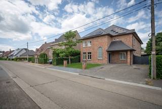 <p>Deze ruime villa is gelegen in het rustige en residentiële Ravels-Eel en biedt een combinatie van comfort, ruimte en functionaliteit. De woning beschikt over een zonnige tuin met meerdere terrassen en tal van praktische voorzieningen.</p>
<p><strong>Gelijkvloers<br /></strong>Bij het betreden van de woning komt u terecht in een ruime inkomhal met gastentoilet. Vanuit de inkom is er toegang tot een extra kamer aan de rechterzijde, ideaal als bureau, hobbyruimte of gelijkvloerse slaapkamer.</p>
<p>Vanuit de inkomhal vertrekt een mooie, statige trap van natuursteen die de woning een elegante uitstraling geeft en leidt naar de bovenverdieping.</p>
<p>De inkomhal geeft verder toegang tot de lichte en ruime leefruimte(ca. 70m2), waar een warme houten parketvloer en een sfeervolle gashaard met schouw zorgen voor een gezellige en huiselijke sfeer. Dankzij de grote schuifpui geniet u van een directe connectie met het overdekte terras, wat binnen en buiten mooi met elkaar verbindt.</p>
<p>Aansluitend aan de leefruimte bevindt zich de volledig uitgeruste keuken met tegelvloer, voorzien van alle comfort: Bosch vaatwasser (2026), Pelgrim inductiekookplaat (2026), combi-oven, Boretti Amerikaanse koelkast, voldoende kastruimte en een praktische indeling.</p>
<p>Vanuit de keuken komt u in de bijkeuken met ingemaakte kasten, aansluitingen voor wasmachine en droogkast, een waskoker en extra toilet met wastafel. Ook de meterkasten zijn hier netjes geïntegreerd.</p>
<p><strong>Eerste verdieping<br /></strong>Op de eerste verdieping bevindt zich een ruime nachthal. Hier zijn vier ruime slaapkamers en twee badkamers. De eerste badkamer is uitgerust met een inloopdouche, wastafel en toilet. <br /><br />De master bedroom vormt een echte private suite met een dressing, eigen badkamer en een overdekt terras. De ensuite badkamer is voorzien van een dubbele wastafel, douche, toilet, bubbelbad en een waskoker.</p>
<p><strong>Zolder<br /></strong>Via een vaste trap bereikt u de zolderverdieping, een uitzonderlijk ruime open ruimte die meteen indruk maakt zodra u binnenstapt. Deze indrukwekkende verdieping voelt aan als een volwaardige extra leefverdieping en is polyvalent inzetbaar als extra slaapkamers, hobbyruimte, bureau of speelruimte.</p>
<p><strong>Buitenruimte<br /></strong>De woning beschikt over een aangename en onderhoudsvriendelijke buitenomgeving met o.a. een overdekt terras aan de leefruimte, zonnige tuin, elektrische toegangspoort, buitenverlichting, regenwaterput, dubbele carport, garage en tuinhuis.</p>
<p>Daarnaast is de woning uitgerust met zonnepanelen en zijn er screens aanwezig.</p>
<p><strong>Troeven op een rij:<br /></strong>- Ruime villa met 4 à 5 slaapkamers<br />- 2 badkamers<br />- Master suite met dressing, badkamer en terras<br />- Uitzonderlijk ruime multifunctionele zolder<br />- Zonnepanelen<br />- Dubbele carport, garage en veel bergruimte<br />- Overdekte terrassen en zonnige tuin<br />- Rustige ligging in Ravels-eel<br />- Alarminstallatie aanwezig<br /><br />De woning is momenteel verhuurd.<br /><br />Voor meer informatie of een bezichtiging kunt u contact opnemen met ons kantoor via: +32 (0) 14 65 03 79 of mail naar info@verlouwvastgoed.be.<br /><br />Vermelde oppervlakten/afmetingen zijn indicatief. Oppervlakte conform EPC.<br />Stedenbouwkundige inlichtingen in aanvraag. Gmo in aanvraag.</p>