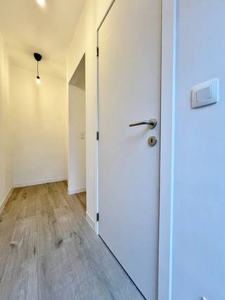 Deze volledig vernieuwde en zeer energiezuinige woning (energielabel A) biedt een praktische indeling en aangenaam wooncomfort.Op het gelijkvloers...