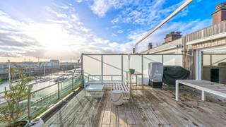 Schitterend dakappartement met één slaapkamer en extra grote zonneterrassen aan de jachthaven van Zeebrugge. De ganse dag genieten in de zon en van het uitzicht over de boten in de jachthaven. Vlotte verbinding met de tram/auto/fiets naar Knokke-Heist en Blankenberge.<br /><br />Indeling: inkomhal met ingebouwde vestiairekast, een gezellige leefruimte met directe toegang tot het ruim zonneterras. Verder een open keuken die voorzien is van alle toestellen, één grote slaapkamer, een ingerichte badkamer met lavabo en douche, een gastentoilet en een berging met aansluiting voor wasmachine en droogkast.<br /><br />De ramen werden recent vernieuwd naar hoogrendementsglas en er is een blanco elektriciteitskeuring. De mooie terrassen zijn uniek. <br /><br />Na de isolatie van het gemeenschappelijke dak vervalt de renovatieplicht. De kosten hiervoor worden verdeeld onder alle mede-eigenaars van de residentie. De renovatie werd al meermaals besproken met de VME. Na het isoleren van het dak bekomt het pand een label C (mits plaatsen 12cm PUR isolatie).<br /><br />Op het gelijkvloers een gemeenschappelijke fietsenberging en afvallokaal. Er is de mogelijkheid om in het gebouw een gemakkelijk toegankelijke dubbele garagebox aan te kopen.<br /><br />Bezoek sterk aanbevolen!<br /><br />Bezoeken? Graag na afspraak met Willem Cauwels op 050/89.27.70