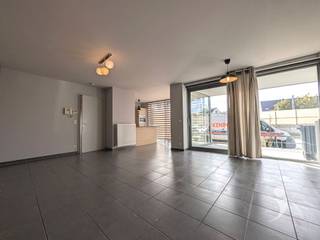 <p><span>Gezellig 1 slaapkamer appartement op gelijkvloerse verdieping met centrale ligging. Dit appartement is makkelijk bereikbaar aangezien het gelijkvloers is.<br />Gelegen vlak aan het station van Herent. Er is een vrij te gebruiken parking voor de deur.<br /><br />De lichtrijke leefruimte heeft uitzicht op een zonnig terras.</span></p><p><span><br />De keuken is voorzien van allerhande handige ingebouwde toestellen ( frigo, kookplaat, wastafel, oven )<br />Er is een slaapkamer die voorzien is van een kleerkast.<br />De badkamer is voorzien van een wastafel en een bad met douche.<br />Naast de keuken is er een berging met wasplaats voorzien en extra bergruimte.<br /><br />Onmiddellijk beschikbaar!<br />De gemeenschappelijke lasten bedragen 80€ per maand.<br />Al het verbruik van energie/water is ten laste van de huurder.<br /><br />Interesse? Vraag uw bezoek aan via onze website.</span></p><p><span> </span></p>