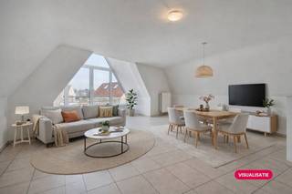 Bent u op zoek naar een uitzonderlijk verblijf op een toplocatie aan de Belgische kust? Dit indrukwekkende duplex appartement in de Judestraat te Knokke biedt een zee aan ruimte en tal van mogelijkheden. Of u nu op zoek bent naar een ruime vaste bewoning, een royaal tweede verblijf of een slimme investering in vastgoed, dit pand in het hart van Knokke voldoet aan alle behoeften.U bevindt zich hier op een steenworp van het sfeervolle Gemeenteplein en de bekende Lippenslaan, waar u kunt genieten van een divers aanbod aan winkels. Ook het strand is vlot bereikbaar op fietsafstand. Wie besluit dit appartement te kopen, geniet bovendien van de mogelijkheid om een privatieve garagebox aan te kopen.Indeling:- inkomhall met gastentoilet en vestiaire- lichtrijke leefruimte en eetkamer- volledig geïnstalleerde keuken- badkamer met ligbad en wasmachine aansluiting- badkamer met douche, lavabo en toilet- slaapkamer 1 en 2- ruim zonneterras (12m²)Dankzij de ruime bewoonbare oppervlakte van 114m² is dit een unieke kans voor wie op zoek is naar een goede investering, tweede verblijf of vaste bewoning aan de kust. Bent u op zoek naar een appartement op een toplocatie te Knokke-Heist? Contacteer onze dossierbeheerder Arne Reubens via +32 472 186 304 of arne.reubens@dewaele.com*Deze AI-visualisaties zijn bedoeld als inspiratie. Er werd geen rekening gehouden met technische specificaties, stedenbouwkundige voorschriften of de concrete mogelijkheden tot realisatie.