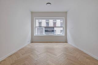 Prachtig volledig vernieuwd gelijkvloers appartement met hoogwaardige afwerking bevindt zich in een prestigieus gebouw met een fraaie...