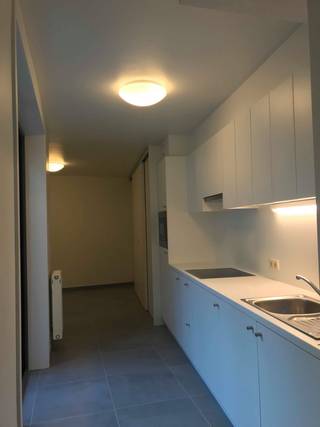 gelijkvloers appartement in het hart van Ieper, op wandelafstand van winkels, horeca en historische bezienswaardigheden.<br />Dit gesloten appartement biedt comfortabel wonen met twee volwaardige slaapkamers, ideaal voor koppels, kleine gezinnen of als investering. Dankzij de ligging in het centrum geniet u van alle voorzieningen binnen handbereik, terwijl het EPC-label C een degelijke energieprestatie garandeert.

<p> </p>

<p>Belangrijkste ruimtes:<br />• Gezellige woonkamer met grote ramen en natuurlijke lichtinval.<br />• Functionele keuken met voldoende opbergruimte.<br />• Twee slaapkamers, geschikt voor diverse inrichtingen.<br />• Badkamer met ligbad/douche en wastafel.</p>

<p> </p>

<p>Troeven:<br />• Gelijkvloers appartement – geen trappen, makkelijk toegankelijk.<br />• Twee slaapkamers – flexibel in gebruik.<br />• Centrale ligging in Ieper – alles op wandelafstand.</p>

<p> </p>

<p>Neem vandaag nog contact op met uw ERA-makelaar voor een bezoek.<br />JOUW DROOMAPPARTEMENT. ZO GEVONDEN!</p>