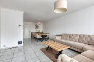 <p><span>Dit instapklaar appartement te koop is gelegen aan de Plezantstraat, op wandelafstand van talloze winkels, voorzieningen voor sport en ontspanning en scholen. De combinatie van het </span><span>centrum van Sint-Niklaas </span><span>dat zich op een boogscheut bevindt</span><span> </span><span>en de E17 in de nabijheid zorgen voor de perfecte locatie.</span></p><p><span>Dit leuke appartement telt heel wat positieve kenmerken gezien dat het gelegen is in een </span><span>kleinschalig appartementsgebouw</span><span>. Het beschikt over twee slaapkamers, een </span><span>EPC label B</span><span> en een </span><span>bewoonbare oppervlakte</span><span> van maar liefst </span><span>92m² </span><span>(cfr. EPC). Het plat dak doet momenteel dienst als ruim terras van 20m², doch is dit niet zo gekend.</span></p><p><span>indeling</span><span>:</span></p><p><span>- inkomhal</span></p><p><span>- ruime, lichtrijke woonkamer </span></p><p><span>- keuken dewelke geïnstalleerd is met een elektrische kookplaat, oven en dubbele wastafel</span></p><p><span>- ruime berging met voorzieningen voor wasmachine en droogkast</span></p><p><span>- noordoost gericht plat dak dienstig als terras</span></p><p><span>- nachthal </span></p><p><span>- eerste slaapkamer </span></p><p><span>- tweede slaapkamer</span></p><p><span>- badkamer voorzien van een bad, douche, toilet en wastafel</span></p><p><span>Troeven</span></p><p><span>- centrale ligging in Sint-Niklaas</span></p><p><span>- zeer ruime én lichtrijke leefruimte</span></p><p><span>- EPC label B</span></p><p><span>Ben jij geïnteresseerd in dit ruim én instapklaar appartement te koop, ben je op zoek naar ander vastgoed, een investering of wens je de waarde van jouw eigendom te kennen? Dan ben je bij BOLT Immo aan het juiste adres! Wij helpen jou graag verder.</span></p><p><span> </span></p><p><span> </span></p>