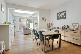 <p><span>KARAKTERVOLLE WONING MET 3 SLAAPKAMERS EN LEUKE WESTELIJK GEORIËNTEERDE TUIN.</span></p><p><span>Gelegen nabij het centrum van Willebroek. Scholen, winkels, openbaar vervoer, ... zijn bereikbaar binnen wandelafstand.</span></p><p><span>Dankzij de A12 en N16 geniet u tevens van een optimale bereikbaarheid.</span></p><p><span>De instapklare en energiezuinige woning onderscheidt zich door haar charmante voorgevel. </span></p><p><span>Bovendien werden in de loop der jaren ook heel wat renovatiewerken uitgevoerd. Het huis beschikt o.a. over een conforme elektrische installatie, recente condensatieketel, ventilatie D, ...</span></p><p><span> </span></p><p><span>Gelijkvloers: Inkomhal / prima uitgeruste keuken met inductiekookplaats, combi-oven, ... / lichtrijke, aangename leefruimte met eetplaats en salon, vloerbekleding in parket (36 m²).</span></p><p><span>1ste verd.: Nachthal / hedendaagse badkamer met inloopdouche en dubbele wastafel / ruime slaapkamer.</span></p><p><span>2de verd.: 2 slaapkamers.</span></p><p><span> </span></p><p><span>Leuke tuin met westelijke oriëntatie.</span></p><p><span> </span></p>