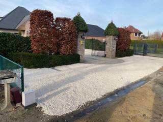 <p><span>Sfeervolle villa met 5 slaapkamers, zwembad, veranda en uniek verhuurpotentieel </span></p><p><span>Op een rustige plek langs de Luikersteenweg in Lommel, op wandelafstand van de bekende Lommelse Sahara en het uitgestrekte groen van de Kempen, ligt deze verzorgde villa met een bewoonbare oppervlakte van maar liefst 287 m².</span></p><p><span>Deze open bebouwing oogt warm en tijdloos, met een verzorgde baksteengevel, een hellend dak met dakkapel en een aangelegde oprit. Binnenin geniet u van ruime, lichtrijke leefruimtes, met 5 slaapkamers en 2 badkamers. Kortom, comfort zonder in te leveren op ruimte.</span></p><p><span>Buiten geniet u het hele jaar door</span></p><ul><li><span>Een lichte veranda die naadloos aansluit op de leefruimte en keuken.</span></li><li><span>Een overdekt terras, perfect om buiten te tafelen ongeacht het weer.</span></li><li><span>Een buitenzwembad voor onvergetelijke zomers.</span></li><li><span>Ruime bijgebouwen, momenteel ingericht met o.a. een infrarood-cabine, ideaal als wellness-, hobby- of extra opslagruimte.</span></li></ul><p><span>Deze villa scoort met EPC-label C (258 kWh/m² per jaar) merkelijk beter dan de gemiddelde open bebouwing (418 kWh/m² per jaar), mede dankzij de reeds aanwezige 71 m² zonnepanelen op het dak. Een woning die vandaag al energiebewust leeft, met ruimte om in de toekomst nog verder te verduurzamen. </span></p><p><span>Lommel combineert de rust van de Kempense natuur met een vlotte verbinding naar Eindhoven, Hasselt en de E313. Ruimte, groen en bereikbaarheid in één adres.</span></p><p><span>Een unieke troef: bewezen verhuurpotentieel</span><span> </span></p><p><span>Op het domein staan bovendien twee karaktervolle accommodaties die eerder succesvol dienst deden als B&B-verblijf. Voor wie een woning zoekt met extra mogelijkheden, of gewoon de ruimte om familie en vrienden comfortabel te ontvangen, is dit een zeldzame troef die weinig andere villa's in de regio kunnen bieden.</span></p><p><span>Interesse of een bezoek inplannen? Neem gerust contact op voor meer informatie of een persoonlijke rondleiding. </span></p>