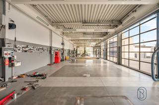 TOPgelegen recente bouw: momenteel ingericht als recente garage/werkplaats/atelier met ingebouwde carwash (extra over te nemen). Handige...