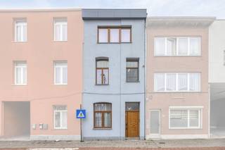 Indeling:Gelijkvloerse verdieping (éénslaapkamerappartement):- inkomhal met ingemaakte kasten- woonkamer- open keuken- tuin met tuinhuis (155m²) bereikbaar vanuit de keuken- slaapkamer - badkamer voorzien van een douche, lavabo, toilet en aansluitingen voor de was- en droogmachineVerdieping 1 (duplex):- inkomhal met ingemaakte kasten- apart toilet- open keuken met eetruimte- aparte woonkamer- badkamer voorzien van een douche, lavabo, toilet en aansluiting voor was- en droogmachine- terras (2m²) bereikbaar vanuit de badkamerVerdieping 2:- nachthal- slaapkamer 1 (12m²)- slaapkamer 2 (18m²)Bijzonderheden:- uitstekende EPC-scores- de appartementen zijn volledig asbestveilig- dak werd reeds geïsoleerd- recente condensatieketels (2018-2019)- mobiscore 8,6/10 gelegen vlakbij Colruyt, openbaar vervoer, scholen..Extra:- duplex wordt verhuurd aan €1.150,00Bent u geïnteresseerd in deze opbrengsteigendom te koop in Hoboken? Aarzel dan niet om contact met ons op te nemen via janice.racaj@dewaele.com of op 03 206 76 73.Wenst u uw eigendom ook te koop of te huur te stellen? We helpen u graag verder.Steeds tot uw dienst om u verder te helpen met al uw vragen over vastgoed!