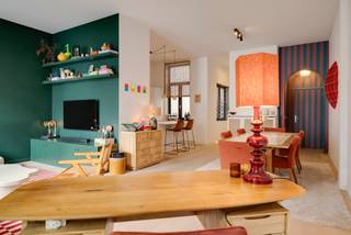 <p><strong>Lichtrijk, trendy appartement in gerenoveerd herenhuis</strong><br /><br />Gelegen aan de voet van de Koninklijke Academie voor Schone Kunsten van Antwerpen en vlakbij de gezellige winkelstraten treffen we dit exclusief renovatieproject met lift.<br /><br />Deze charmewoning met hoge plafonds is volledig gerenoveerd met kwalitieve materialen en bestaat uit 4 appartementen.<br /><br />Het appartement is gelegen op de 1ste verdieping en heeft een bewoonbare oppervlakte van ca. 125m2.<br /><br />Dankzij de grote raampartijen kan u genieten van ongelooflijk veel lichtinval doorheen het ganse appartement.<br /><br />De keuken is voorzien van kwalitatieve toestellen van het merk Siemens met aansluitend een praktische berging, hier treffen we de CV condesatieketel en is er ruimte voor het plaatsen van een wasmachine/droogkast.<br /><br />In de nachthal is er een gastentoilet met handenwasser.<br /><br />De master bedroom heeft een ensuite badkamer met een ruime inloopdouche en maakt plaats voor een ingemaakte kastenwand. <br />De tweede slaapkamer heeft het ultieme comfort van een extra ruime badkamer met een dubbele wastafel, ligbad en een toilet.<br /><br />Troeven:<br />- Instapklaar en gerenoveerd (2020) met degelijke materialen;<br />- Nieuwe digitale individuele meters voor gas, water en electra;<br />- Er is een kelderberging mee inbegrepen in de verkoopprijs;<br />- Verkoop onder registratierechten.<br /><br />Contacteer LISTED vandaag voor een plaatsbezoek: +32 3 283 51 51.</p>