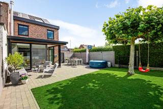 Bent u op zoek naar een instapklare woning met veel bergruimte, hoogwaardige materialen en uitstekende energiescores? Dan zal deze gerenoveerde halfopen bebouwing u ongetwijfeld weten te bekoren. De woning is gelegen op een perceel van 643 m², beschikt over een bewoonbare oppervlakte van 180 m² en is centraal gelegen nabij belangrijke invalswegen, scholen, winkels en openbaar vervoer. <br /><br />Op het gelijkvloers betreden we de woning via de inkomhal met een ruime op maat gemaakte schoenkast. Van hieruit komen we terecht in de woonkamer waar de rust en gezelligheid u meteen zullen overvallen. Vanuit de eetkamer komen we in de volledig uitgeruste open keuken met zicht op de tuin. <br /><br />De absolute troef van deze woning is zonder twijfel de prachtige leefveranda met luxueuze gashaard. Deze ruimte vormt een volwaardige uitbreiding van de woning en laat u het hele jaar door genieten van het buitengevoel. De airco zorgt voor de nodige verkoeling tijdens de zomermaanden en kan ook verwarmen. <br /><br />Vanuit de veranda heeft u rechtstreeks toegang tot het ruime terras van 60 m² en de volledig omheinde, onderhoudsvriendelijke zuidgerichte tuin.<br />Verder bevinden zich op het gelijkvloers een afzonderlijke wasplaats/berging en een toilet.<br /><br />Achteraan de tuin bevindt zich de ruime garage van 32 m², die toegankelijk is met een sectionaalpoort. Achter de garage is er voor de liefhebbers de mogelijkheid tot moestuintje/kruidentuin.<br /><br />Op de eerste verdieping treffen we een ruime nachthal met tal van ingemaakte kasten, een dressing, twee volwaardige slaapkamers en een badkamer uitgerust met lavabo, douche, ligbad en toilet.<br /><br />De tweede verdieping is bereikbaar met vaste trap en biedt plaats aan nog twee slaapkamers, beide voorzien van praktische ingemaakte kasten. Bovendien beschikt elke slaapkamer over een eigen airco-installatie die zowel kan koelen als verwarmen.<br /><br />Interesse? Contacteer ons voor meer informatie of bezichtiging op 0456 86 46 86.