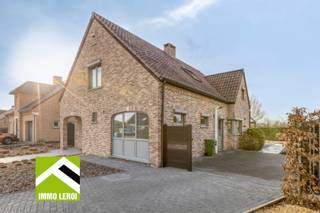 Aan het einde van een rustige, residentiële en doodlopende straat, vlak bij het centrum en station van Tongeren, bevindt zich deze instapklare villa. De woning werd in 2020 volledig gerenoveerd met kwaliteitsvolle materialen en combineert vandaag comfort, ruimte en een uitstekende ligging.<br /><br />Op het gelijkvloers kom je binnen via een verzorgde inkomhal met granieten trap, vestiaire en gastentoilet. De zeer ruime en lichtrijke woonkamer sluit aan op de veranda, waar de raampartijen volledig geopend kunnen worden.<br />De aparte, hyperingerichte keuken met kookeiland geeft rechtstreeks toegang tot het overdekte terras en de tuin. Verder zijn er een praktische wasplaats/berging en een volledig ingerichte bureau- of kantoorruimte met inbouwkasten, ook ideaal als vierde, gelijkvloerse slaapkamer.<br /><br />Op de eerste verdieping bevinden zich drie volwaardige slaapkamers met maatkasten, waarvan één met dressing, en een moderne badkamer met inloopdouche, wastafel en toilet. Tot slot is er een grote bergruimte of dressing in een volledig afgewerkte kamer.<br /><br />De woning is volledig onderkelderd (met inrit) en is uitzonderlijk netjes afgewerkt, ingericht met garage, hobby- en bergruimte.<br /><br />De woning beschikt over vier garages (twee inpandige en twee vrijstaande) met automatische poorten, waarvan de vrijstaande is uitgerust met een laadpunt voor elektrische wagens. De afgesloten inrit biedt bijkomende parkeermogelijkheden.<br />De tuin is west-georiënteerd en volledig omheind. <br />Bovendien zijn er 14 zonnepanelen aanwezig (energieklasse B).<br /><br />Troeven<br /> x Volledig gerenoveerd en instapklaar;<br /> x 3 slaapkamers + dressing + apart bureau;<br /> x 4 garages en meerdere staanplaatsen;<br /> x Volledig kelder.<br /> x Zonnepanelen en energiezuinig (B-label).<br /> x Rustige ligging nabij centrum en station.<br /><br />Lijkt deze woning wel iets voor jou? Plan dan snel een bezoek door te bellen naar 012 23 00 23 of stel je vragen aan roland@immo-leroi.be.