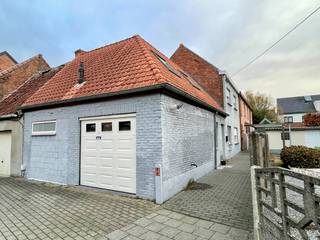 Gerenoveerde woning, rustig gelegen in het charmante Hingene, op wandelafstand van het park d'Ursel. Indeling als volgt; gelijkvloers met inkomhal...