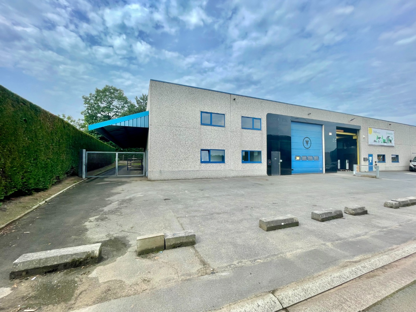 Te huur magazijn met kantoorruimtes in ambachtelijke zone te Kruisem - photo 1