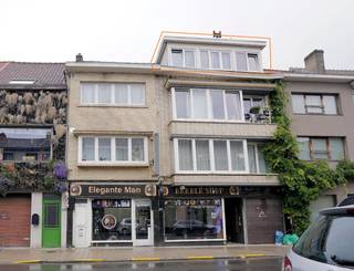 Wonen in deze gezellige straat met alle winkels, bussen en scholen ? Dat kan hier.<br />2 slaapkamers. Keuken en badkamer kan er nog door.<br />Vernieuwde ramen en CV-ketel.