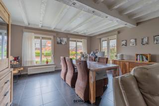 Op een uitstekende ligging in het centrum van Opstal bevindt zich deze verrassend ruime laagbouwwoning, ideaal voor gezinnen, mensen die gelijkvloers willen wonen of wie op zoek is naar een kangoeroewoning.<br />De woning omvat een inkomhal, een aangename en lichtrijke leefruimte, een ingerichte keuken, toilet, een ruime badkamer, drie grote slaapkamers, een berging en een extra douchekamer.<br />De zolderverdieping is volledig ingericht met een gezellige leefruimte, een keuken en een slaapkamer. Hierdoor is deze woning uitermate geschikt als kangoeroewoning, voor inwonende familie of als aparte leefruimte voor een opgroeiend kind.<br />Verder beschikt de woning over een ruime garage, een veranda, een groot zonneterras en een extra garagebox, wat zorgt voor heel wat praktische bergruimte en parkeermogelijkheden.<br />Een veelzijdige woning met verrassend veel ruimte en mogelijkheden, gelegen op wandelafstand van winkels, scholen en openbaar vervoer. Voor alle info : dirk@berno.be.