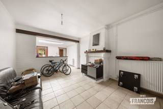 Op deze zeer mooie ligging vlakbij het Brugse centrum stellen we jullie voor aan deze rijwoning met drie slaapkamers en tuin.<br /><br />Wegens onverwachte gezondheidsomstandigheden is deze woning al even niet meer bewoond en kan ze daarom wat extra liefde gebruiken. Met wat opfrissingswerken is er van dit pand een gezellige thuis te maken vlakbij tal van voorzieningen en op een vlot bereikbare ligging. Op enkele minuten te voet sta je aan de Smedenpoort, 't Zand of ga je voor een rustige wandeling langs de Vesten.<br /><br />De gelijkvloers bevat een inkomhal, een leefruimte met open keuken, de badkamer met apart toilet en technische ruimte. Buiten kom je terecht in een diepe tuin waar je kan genieten van de zon van 's morgens tot 's avonds. <br /><br />Boven bevinden zich twee ruime slaapkamers, waarvan de ene doorgang biedt tot de zolderverdieping met de derde slaapkamer.<br /><br />Dankzij het EPC-label C geldt hier geen renovatieplicht. De elektrische installatie werd afgekeurd en is aan vervanging toe.<br /><br />Zie jij het helemaal zitten om van deze woning jouw thuis te maken? Neem dan contact op met Immo Francois en plan je bezoek in.<br /><br />Wil je jouw woning verkopen in regio Sint-Andries, Sint-Michiels, Oostkamp of Varsenare? Contacteer Eva via eva@immofrancois.be of 0471 96 08 57 voor een vrijblijvende waardebepaling.<br /><br />
