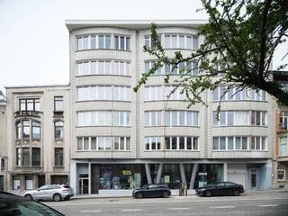 <strong>Ruim tweeslaapkamerappartement met verzicht nabij het Citadelpark.</strong><br /><br />Op de <strong>vierde verdieping</strong> van een karaktervol gebouw, op wandelafstand van het Citadelpark, bevindt zich dit ruim appartement van <strong>126 m²</strong>, vormgegeven door <strong>Fabiaan Van Severen</strong>. Een plek waar <strong>volume, licht en bereikbaarheid </strong>samenkomen.<br /><br />De verhoogde ligging en de open omgeving zorgen voor <strong>verre zichten en een privatief wooncomfort</strong>. Via de <strong>lift</strong> betreedt u het appartement, waar de zichtbare betonstructuur en heldere volumes meteen de toon zetten: tijdloos en eerlijk.<br /><br />Aan de voorzijde opent de leefruimte zich naar het licht. <strong>Grote raampartijen</strong>, een <strong>mozaïek parketvloer</strong> en <strong>maatwerk kasten</strong> vormen een uitgebalanceerd geheel, met een natuurlijke overgang tussen <strong>zithoek</strong>, <strong>eetplaats</strong> en <strong>keuken</strong>.<br /><br />De keuken werd uitgewerkt in een gereduceerd palet van <strong>leisteen en inox</strong>. Functioneel en ingetogen, met aandacht voor materiaal en gebruik. Een ruimte die even geschikt is voor dagelijks koken als voor ontspanning.<br /><br />Achteraan bevinden zich <strong>twee volwaardige slaapkamers</strong>, beide met directe toegang tot het <strong>zuidwestgerichte terras</strong>. Hier geniet u van open zichten en avondzon.<br /><br />De <strong>badkamer</strong> is helder en doordacht ingericht met <strong>inloopdouche</strong>, <strong>wastafel</strong> en <strong>toilet</strong>.<br /><br />Een centrale vestiairekast, praktische <strong>wasplaats</strong>, apart gastentoilet en een <strong>EPC B-score (160 kWh/m²/jaar)</strong> zorgen voor comfortabel hedendaags wonen.<br />Een privatieve <strong>kelderberging</strong> is inbegrepen; de aankoop van een <strong>autostaanplaats</strong>  (€27.000) is mogelijk.<br /><br /><strong>Met het park als buur, het station om de hoek en het stadscentrum op wandelafstand, biedt dit appartement een zeldzame combinatie van rust, architectuur en stedelijke nabijheid.</strong>