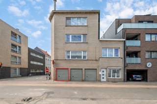 Dit zeer ruim op te frissen 1eV appartement is gelegen in een kleinschalig gebouw en bestaat uit: inkomhal, aangename leefruimte met veel lichtinval en ruimte, aparte keuken voorzien van toestellen met terrasje grenzend aan de keuken. De nachthal verschaft toegang tot een bergruimte, 3 ruime slaapkamers en een te vernieuwen badkamer met ligbad, lavabo en aansluiting wasm./droogkast. Als kers op de taart heeft het appartement nog een garage gelegen onder het gebouw. extra's: ramen zijn enkele beglazing, verwarming op aardgas, geen gemeenschappelijke kosten (geen syndicus aanwezig), geen renovatieplicht. Het appartement is verhuurd op dit moment. GELEGEN PAL IN HET CENTRUM!