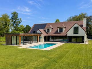 EXCLUSIEVE EN UITERST ENERGIEZUINIGE VILLA, gelegen op een PRACHTIG GROEN EN LANDELIJK PERCEEL van ca. 3.376 m² te Avelgem. Deze unieke eigendom combineert een INDRUKWEKKENDE BEWOONWARE OPPERVLAKTE van ca. 444 m² met een LUXUEUSE AFWERKING en de MEEST MODERNE TECHNIEKEN. Hier geniet u van een UITZONDERLIJKE WOONERVARING waar RUIMTE, COMFORT en EXCLUSIVITEIT naadloos samenvloeien. Deze Villa van +- 1998 werd in 2026 VOLLEDIG GERENOVEERD met uitsluitend KWALITATIEVE MATERIALEN en een AFWERKING OP MAAT. Dankzij het UITSTEKENDE EPC-label A en een uitgebreid pakket aan DUURZAME TECHNIEKEN is deze villa volledig klaar voor de toekomst. Zo beschikt de woning onder meer over 36 ZONNEPANELEN, een WARMTEPOMP, ZONNEBOILER, AIRCO, HR-BEGLAZING, een STIJLVOL tegelpannen DAK, een HYPERGEÏNSTALLEERDE DESIGNKEUKEN met Miele-toestellen en tal van andere hoogwaardige voorzieningen die bijdragen aan een ongeëvenaard wooncomfort. Bovendien is het POOLHOUSE MET BAR een absolute blikvanger. Dankzij de INDRUKWEKKENDE HARMONICA-RAMEN kan het poolhouse volledig geopend worden, wat zorgt voor een UNIEKE BINNEN-BUITEN BELEVING en een optimaal contact met het TERRAS en het ZWEMBAD.<br />De indeling gaat als volgt: via de inkomhal met gastentoilet en een aparte bureauruimte betreedt u de leefruimtes. De luxueus ingerichte leefkeuken biedt een prachtig zicht op de tuin en vormt samen met de gezellige woonkamer met gashaard het kloppende hart van de woning. Verder beschikt het gelijkvloers over een ruime bijkeuken, een veelzijdige polyvalente ruimte, ideaal als, fitnessruimte, speelkamer of praktijk, een volledig ingerichte badkamer en een dubbele inpandige garage. Op de 1ste verdieping geeft de ruime nachthal toegang tot 4 volwaardige slaapkamers, die stuk voor stuk werden voorzien van ingemaakte kasten en een eigen stijlvolle badkamer. De exclusieve master bedroom vormt een absolute blikvanger en beschikt over een gashaard, een ruime dressing op maat en een luxueuze ensuite badkamer.<br />Buitenshuis wordt u omringd door een prachtig aangelegde tuin waar rust, privacy en luxe centraal staan. Het verwarmde zwembad met 'plage', het stijlvolle poolhouse, de ruime terrassen en de uitgestrekte groenzones creëren een unieke buitenbeleving. De volledig omheinde oprit biedt bovendien ruim voldoende parkeergelegenheid voor meerdere wagens. Bovendien beschikt deze eigendom over een gastenparking met aparte toegang tot het perceel via de straatzijde.<br /><br />Adres: Krevelstraat 25 te Avelgem<br /><br />EPC: 98kWh/m²; G-score C en P-score D; Geen renovatieverplichting van toepassing; Bestuursmaatregelen in het maatregelenregister: Neen; Beschikbaar bij akte