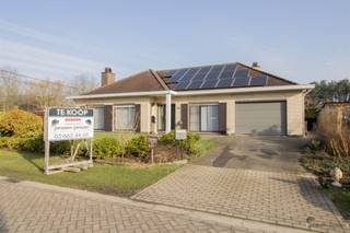 Rustig gelegen gelijkvloerse woning met 3 slaapkamers op 973 m². Inkomhal.Woonkamer van 34 m² op stenen vloer met houtkachel als...