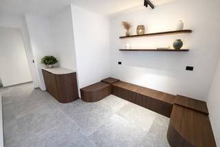 Deze praktijkruimte geniet een centrale ligging te Wakken (Dentergem) met vlotte verbinding naar Tielt, Waregem, … en is afgewerkt met...