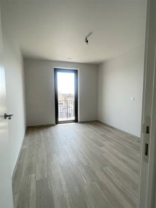 <p><span>Omschrijving</span></p><p><span>Welkom in dit prachtige, modern appartement gelegen in het charmante Blankenberge. Dit aantrekkelijke woonpand biedt u een perfecte combinatie van comfort, stijl en een ideale ligging aan zee.</span></p><p><span> </span></p><p><span>Het appartement beschikt over twee ruime slaapkamers, ideaal voor wie extra ruimte wenst. De indeling is praktisch en efficiënt, met goed afgebakende ruimtes die een aangename woonervaring garanderen. Beide slaapkamers zijn voorzien van raampartijen die natuurlijk licht binnenlaten en u een aangenaam zicht geven.</span></p><p><span> </span></p><p><span>De moderne open keuken is geïntegreerd in de woonruimte en beschikt over een praktische eilanduitvoering. Dit creëert een gezellige en functionele ruimte waar koken en samenzijn samen kunnen gaan. Het grote woongebied biedt voldoende ruimte voor ontspanning en ontvangst van gasten.</span></p><p><span> </span></p><p><span>Het badkamerarrangement is contemporary uitgewerkt met moderne tegels, een inloopdouche met glazen afscheiding en stijlvolle sanitaire voorzieningen. Daarnaast is er ook een apart toilet, wat extra gemak biedt.</span></p><p><span> </span></p><p><span>Een hoogtepunt van dit appartement is het ruime balkon met panoramisch uitzicht over Blankenberge. Dit buitenruimte is ideaal voor het genieten van zeelucht en biedt u een perfecte plek om tot rust te komen.</span></p>