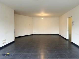 <p>Dit ruime en lichtrijke appartement bevindt zich op de eertse verdieping van een recent gebouw met lift, gelegen in een rustige straat op slechts 5 minuten van het centrum van Aalst. Een ideale ligging met een vlotte verbinding naar invalswegen, winkels en openbaar vervoer.<br /><br />Het appartement beschikt over een inkomhal met gastentoilet, ruime woonkamer met uitgeruste keuken. Verder is er een praktische berging met aansluiting voor wasmachine, een badkamer met ligbad, douche en dubbel lavabomeubel, en twee volwaardige slaapkamers.<br /><br />Voor het gebouw zijn er twee privé autostaanplaatsen. Een absolute troef is de ondergrondse kelderberging en de afgesloten garagebox in de ondergrondse parking.<br /><br />Dit energiezuinig appartement is voorzien van o.a. hoogrendementsbeglazing, gunstig EPC, centrale verwarming op aardgas, ... Momenteel verhuurd, dus ook ideaal als investering!<br /><br />Benieuwd naar dit instapklaar appartement? Neem alvast een kijkje via de virtuele rondleiding op onze website.<br />Voor meer info of een bezoek, contacteer ons via steffen@immotijl.be of 053 42 46 99.</p>